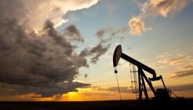 التوترات التجارية بين الولايات المتحدة الأمريكية والصين تلقي بتأثيراتها على اسواق النفط