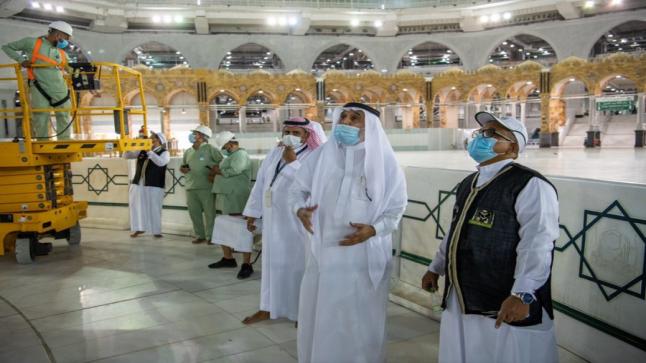 صور لحظة رفع أستار الكعبة المشرفة استعداداً لموسم الحج