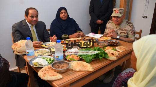 حالة من الجدل حول إفطار الرئيس “السيسي” علي مائدة الحاجة “نادية توفيق”