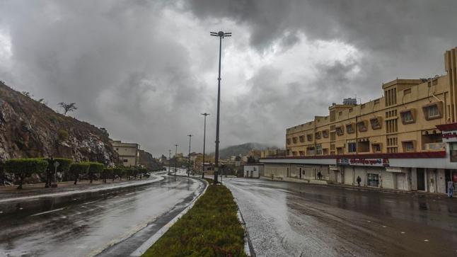 الدفاع المدني بالباحة يدعو إلى الحيطة والحذر من تقلبات الطقس