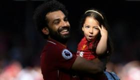 محمد صلاح يحتفل برفقة ابنته وزوجته على ملعب الآنفيلد بجائزة الحذاء الذهبي