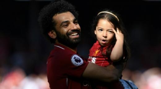 محمد صلاح يحتفل برفقة ابنته وزوجته على ملعب الآنفيلد بجائزة الحذاء الذهبي