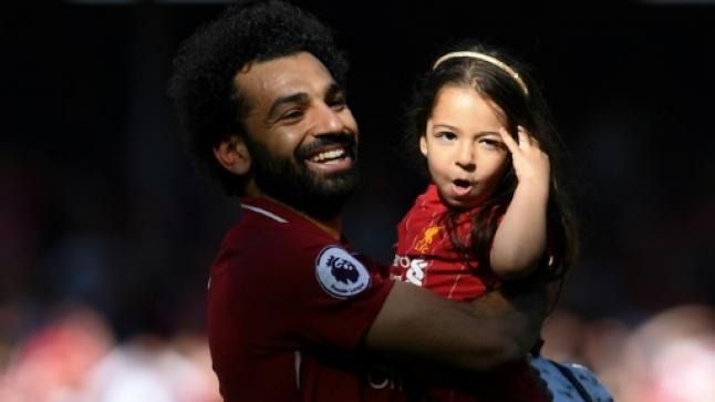 محمد صلاح يحتفل برفقة ابنته وزوجته على ملعب الآنفيلد بجائزة الحذاء الذهبي