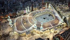 أربعة وعشرون مؤذن يرفعون بأصواتهم الآذان من داخل الحرم … تعرف عليهم