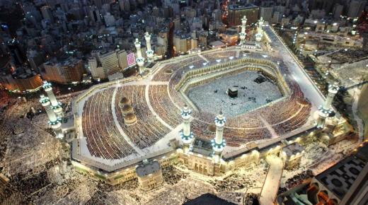 أربعة وعشرون مؤذن يرفعون بأصواتهم الآذان من داخل الحرم … تعرف عليهم