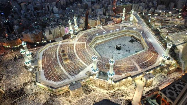 أربعة وعشرون مؤذن يرفعون بأصواتهم الآذان من داخل الحرم … تعرف عليهم