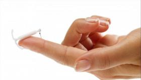 “صور ” رضيع يخرج من رحم أمه ملتقطًا اللولب