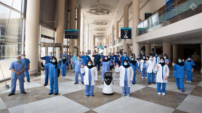 دبي تحتفل بغلق المستشفي الميداني بعد تعافي أخر مصاب بفيروس كورونا