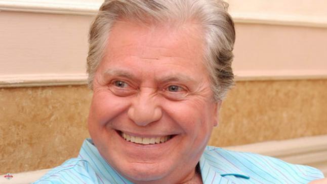 بالفيديو.. حسين فهمي يبكي علي الهواء مباشرة بعد وفاة صديقة محمود عبدالعزيز