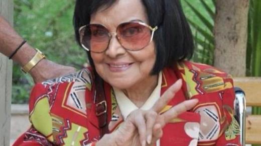 سامح الصريطي يحتفل بعيد ميلاد مديحة يسري في المستشفي