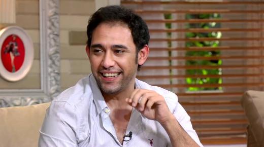 عمرو مصطفي يظهر مع أبلة فاهيتا في مفاجأة للجمهور