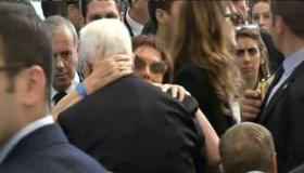 بالصور.. محمود عباس يحتضن أبنة “شمعون بيريز” وأرملته ويبكي خلال جنازته