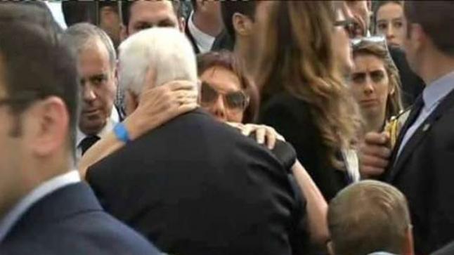 بالصور.. محمود عباس يحتضن أبنة “شمعون بيريز” وأرملته ويبكي خلال جنازته