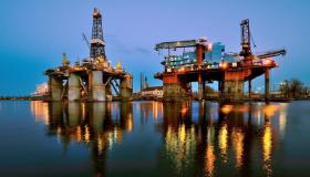 معهد البترول الأمريكي يعلن ارتفاع المخزونات الأمريكية من خام النفط والبنزين ونواتج التقطير