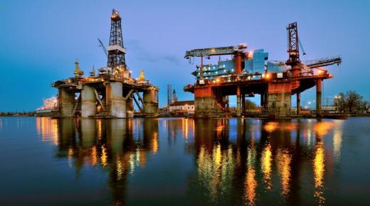 معهد البترول الأمريكي يعلن ارتفاع المخزونات الأمريكية من خام النفط والبنزين ونواتج التقطير