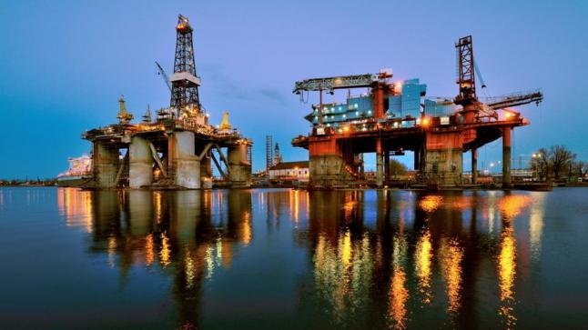 معهد البترول الأمريكي يعلن ارتفاع المخزونات الأمريكية من خام النفط والبنزين ونواتج التقطير